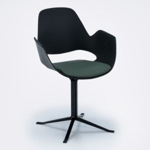 Houe Falk chaise avec accoudoir - jambes croisées